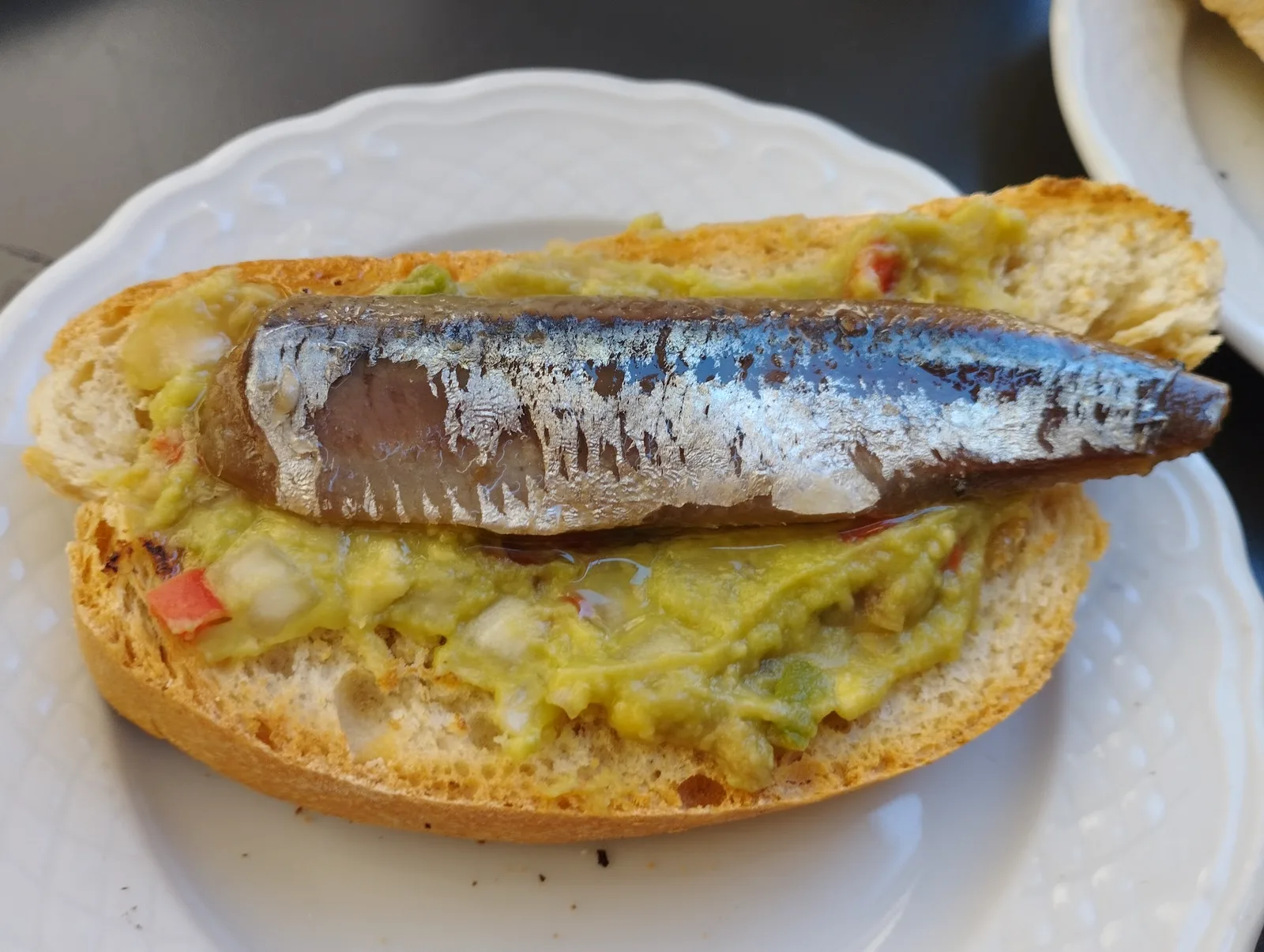 Tosta de sardina con guacamole